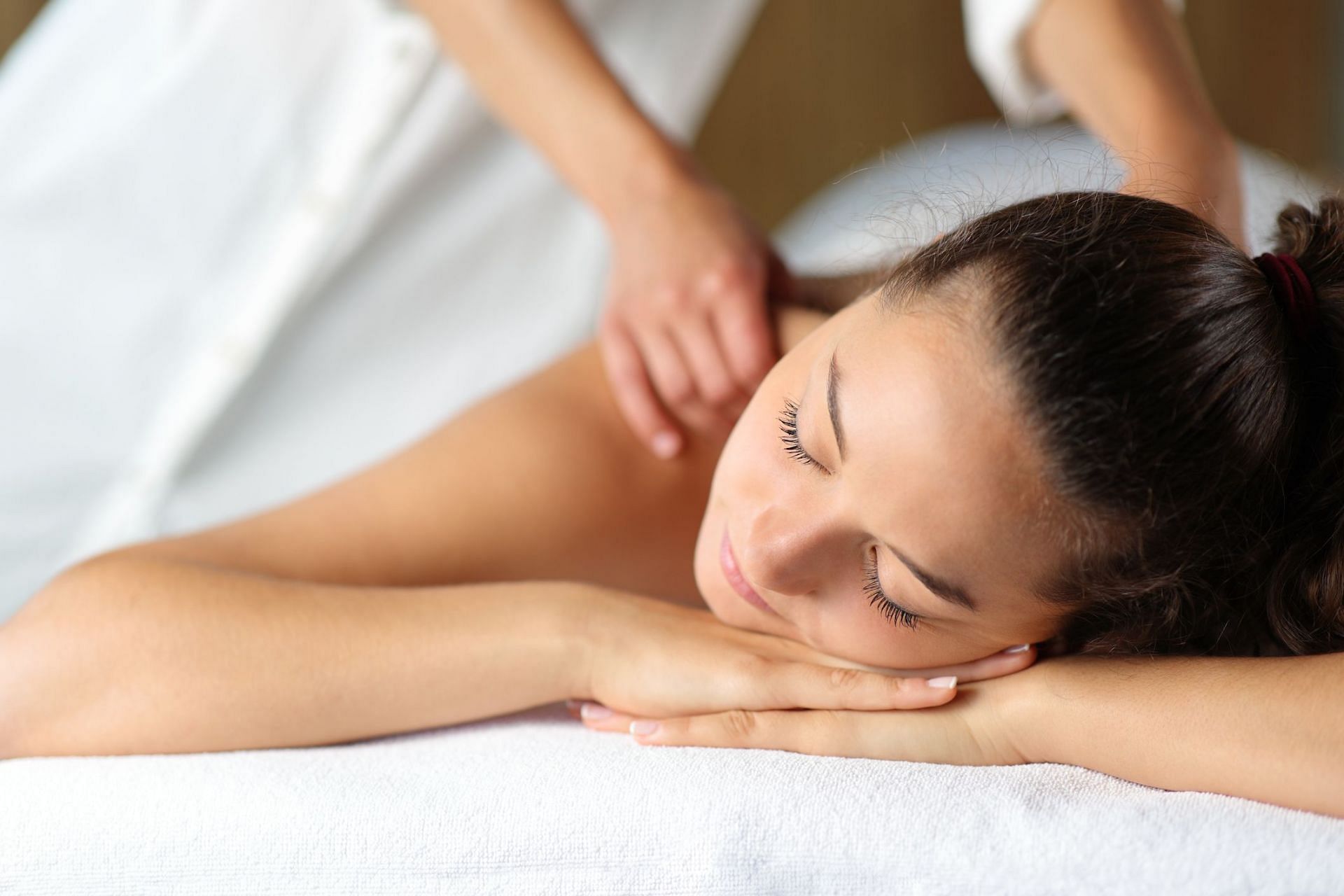 Lymphatic drainage massage (Image via Getty Images/Pheelings Media)